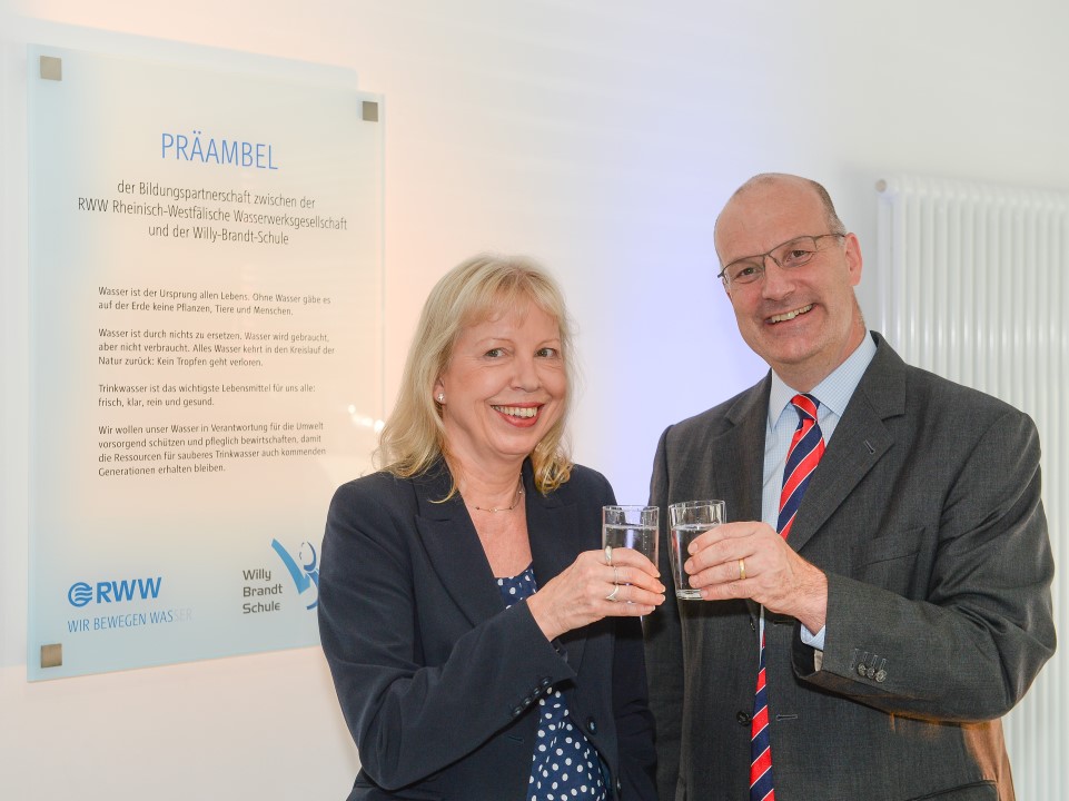 Schulleiterin Ingrid Lürig und RWW-Geschäftsführer Dr. Franz-Josef Schulte vor der enthüllten Präambel